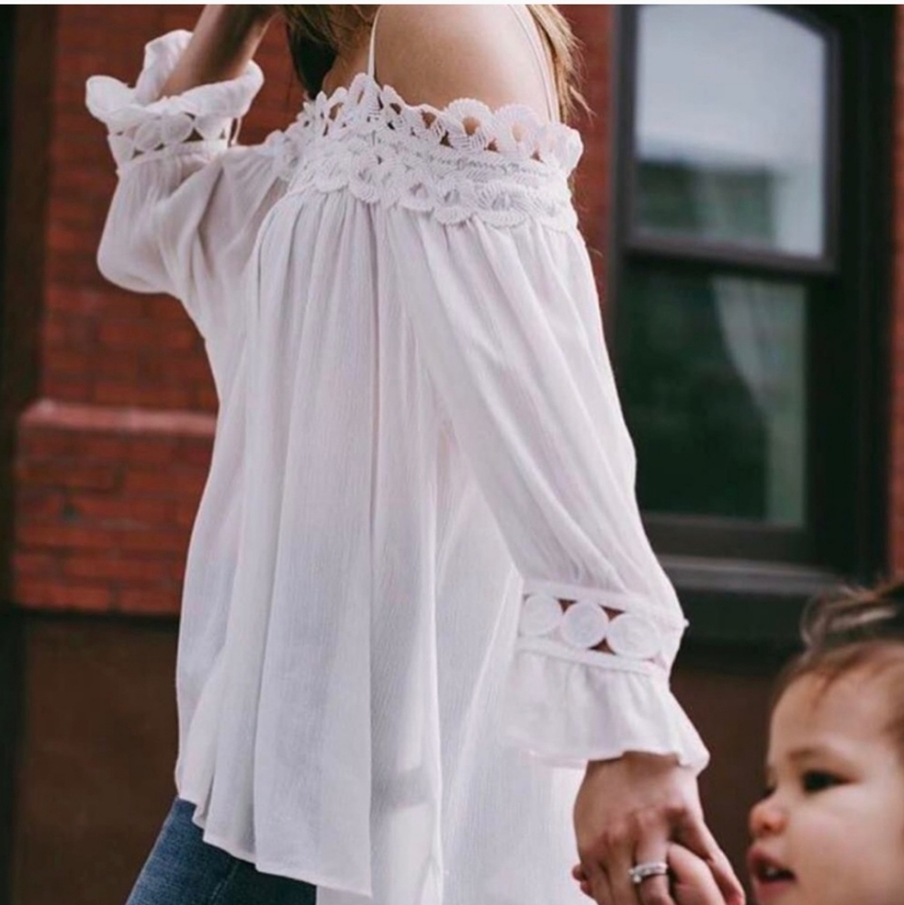NWT Moon River Eyelet Lace Trim Cold Shoulder Top